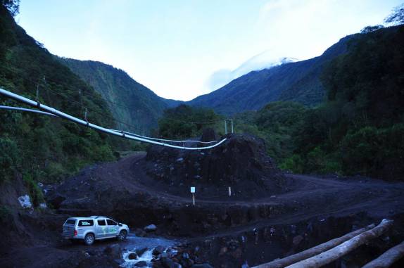 Fiona enfrenta estrada danificada pelo vulcão ativo Tungurahua, ao lado de Baños, no Equador